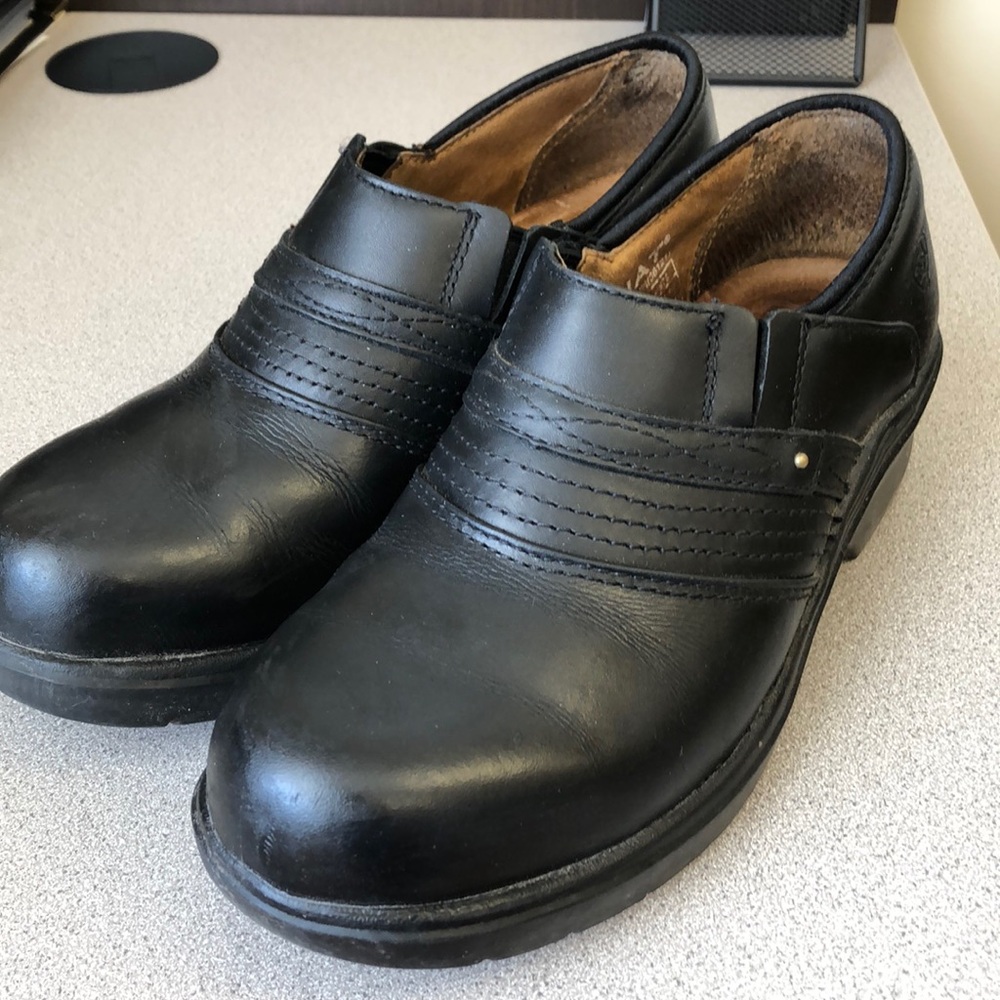Size 7 Ariat steel toe shoe. Black leather.